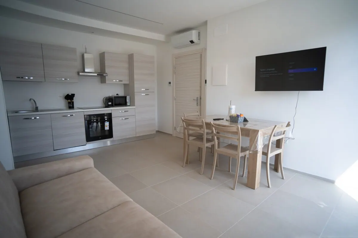 Nevoso 16, Wohnzimmer mit Küche 2 — Apartment in Lambrate, Mailand