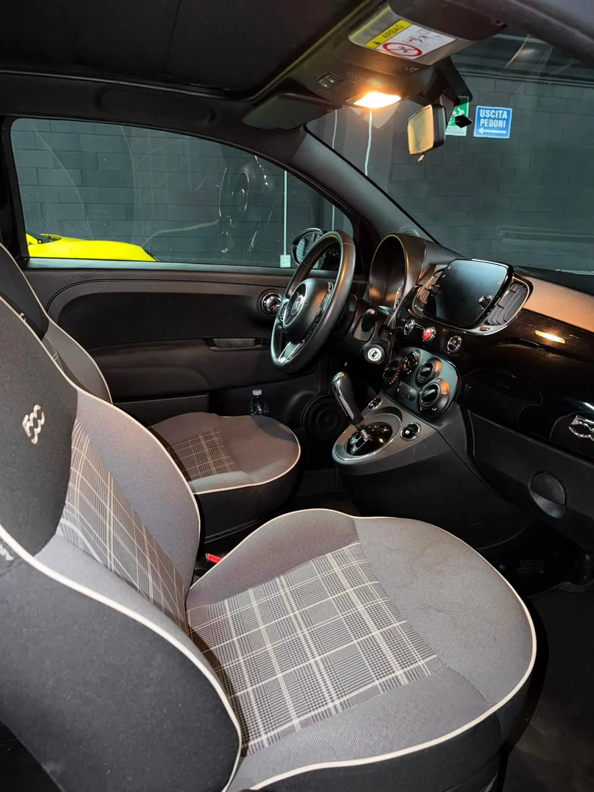 Interni della Fiat 500 Cabrio: sedili in tessuto scozzese grigio e plancia nera